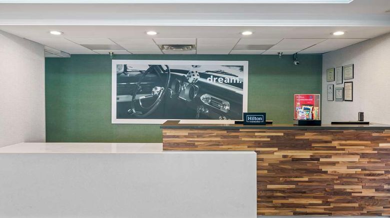 <b>Hampton Inn Atlanta-Woodstock Lobby</b>. Images powered by <a href="https://iceportal.shijigroup.com/" title="IcePortal" target="_blank">IcePortal</a>.