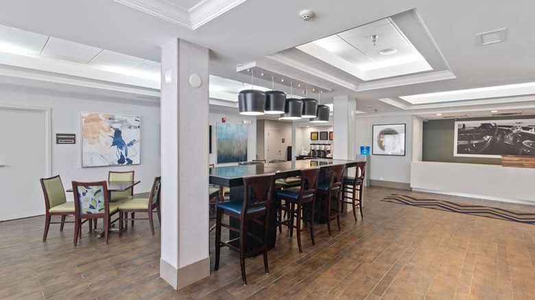 <b>Hampton Inn Atlanta-Woodstock Lobby</b>. Images powered by <a href="https://iceportal.shijigroup.com/" title="IcePortal" target="_blank">IcePortal</a>.