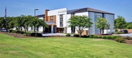 Hampton Inn Auburn Exterior