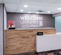 Hampton Inn Auburn Lobby