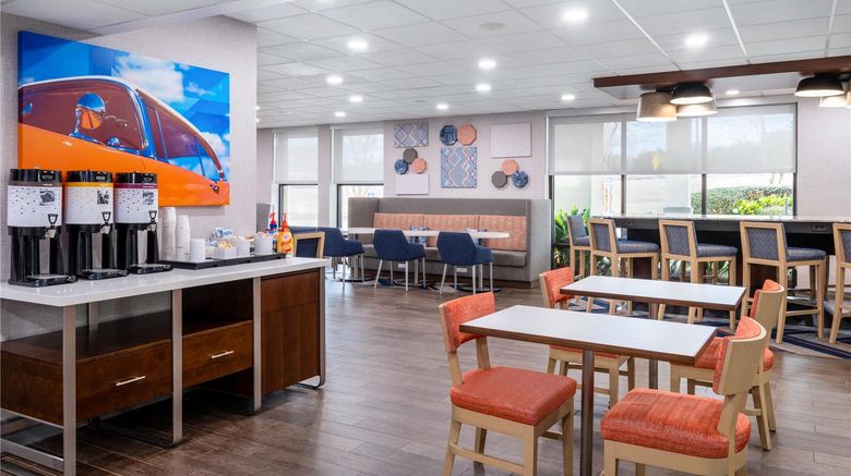 <b>Hampton Inn Auburn Lobby</b>. Images powered by <a href="https://iceportal.shijigroup.com/" title="IcePortal" target="_blank">IcePortal</a>.