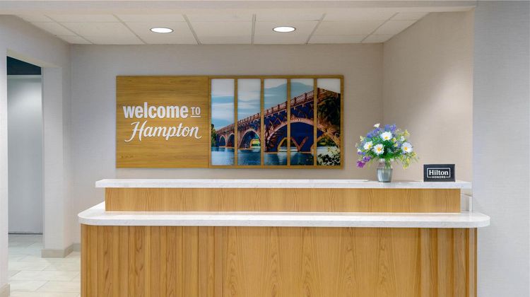 Hampton Inn & Suites Austin Airport Lobby
