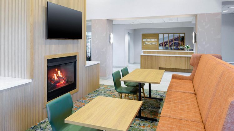 Hampton Inn & Suites Austin Airport Lobby