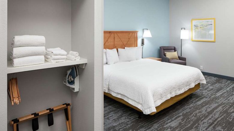 <b>Hampton Inn Austin-NW/Arboretum Room</b>. Images powered by <a href="https://iceportal.shijigroup.com/" title="IcePortal" target="_blank">IcePortal</a>.