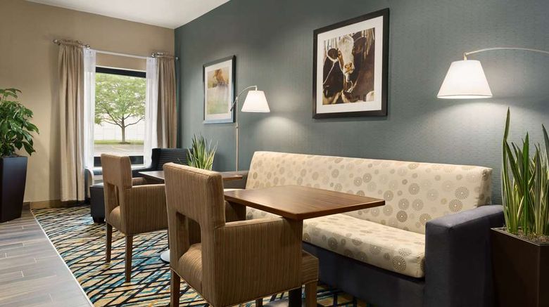 <b>Hampton Inn Wausau Lobby</b>. Images powered by <a href="https://iceportal.shijigroup.com/" title="IcePortal" target="_blank">IcePortal</a>.