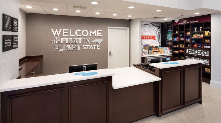 Hampton Inn & Suites Asheville Airport Lobby
