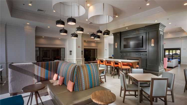 Hampton Inn & Suites Asheville Airport Lobby