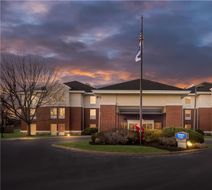 Hampton Inn & Suites Newtown Exterior