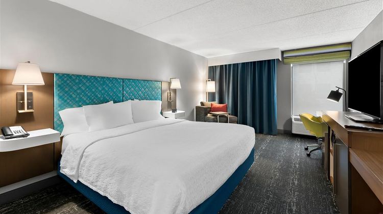 Hampton Inn & Suites Newtown Room