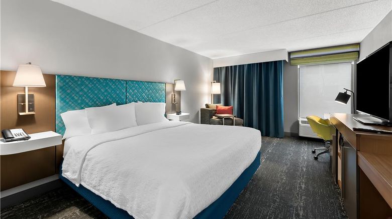 <b>Hampton Inn & Suites Newtown Room</b>. Images powered by <a href="https://iceportal.shijigroup.com/" title="IcePortal" target="_blank">IcePortal</a>.