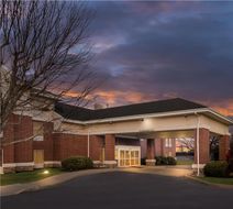 Hampton Inn & Suites Newtown Exterior