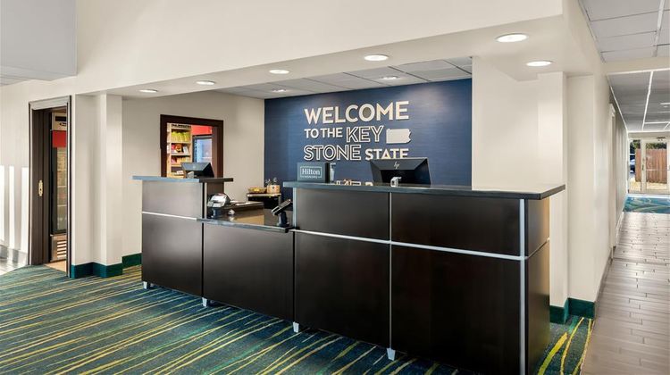 Hampton Inn & Suites Newtown Lobby