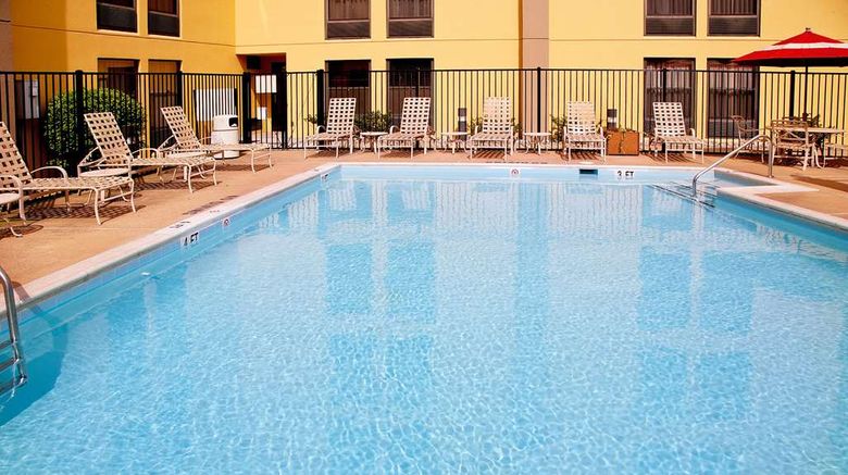 <b>Hampton Inn Alexandria/Pentagon South Pool</b>. Images powered by <a href="https://iceportal.shijigroup.com/" title="IcePortal" target="_blank">IcePortal</a>.
