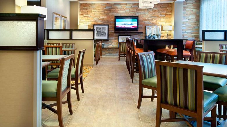 <b>Hampton Inn Alexandria/Pentagon South Restaurant</b>. Images powered by <a href="https://iceportal.shijigroup.com/" title="IcePortal" target="_blank">IcePortal</a>.
