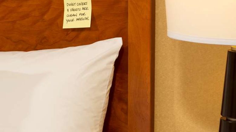 <b>Hampton Inn Alexandria/Pentagon South Room</b>. Images powered by <a href="https://iceportal.shijigroup.com/" title="IcePortal" target="_blank">IcePortal</a>.
