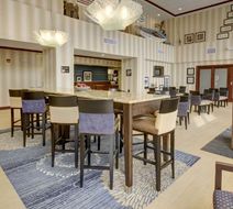 Hampton Inn & Suites Alexandria Lobby