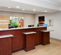 Hampton Inn & Suites Alexandria Lobby