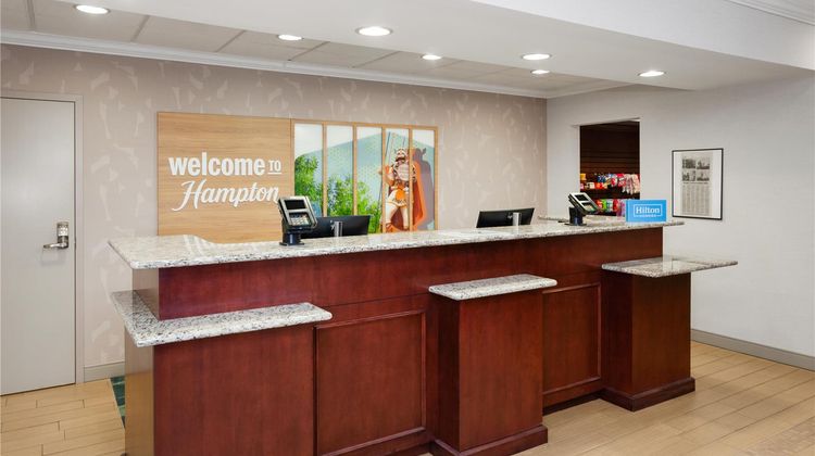 Hampton Inn & Suites Alexandria Lobby