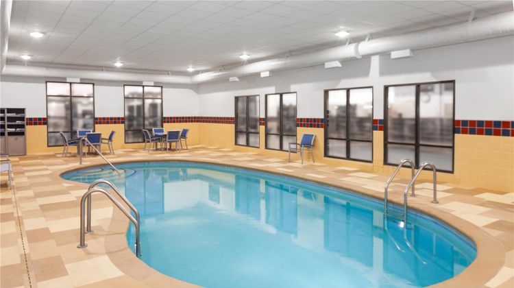 Hampton Inn & Suites Alexandria Pool