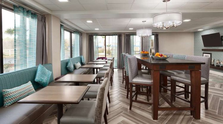 Hampton Inn Waycross Lobby