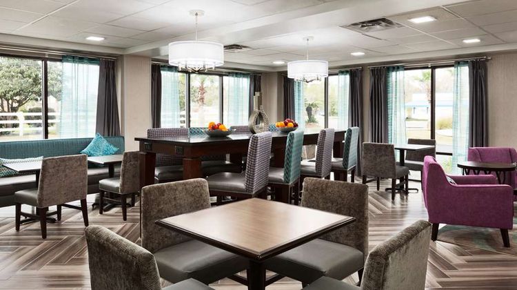 Hampton Inn Waycross Lobby