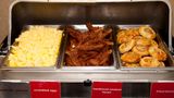 <b>Hampton Inn & Suites Kalamazoo-Oshtemo Room</b>. Images powered by <a href="https://iceportal.shijigroup.com/" title="IcePortal" target="_blank">IcePortal</a>.