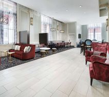 Hampton Inn & Suites Inner Harbor Lobby