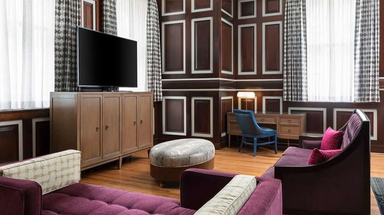 Hampton Inn & Suites Inner Harbor Room