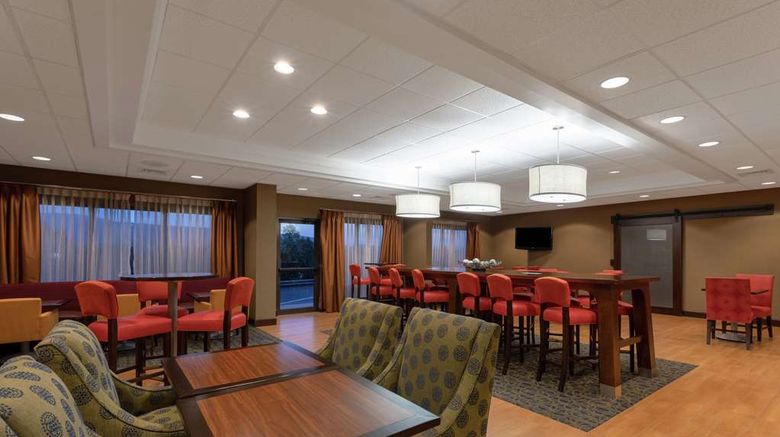 <b>Hampton Inn Bedford Lobby</b>. Images powered by <a href="https://iceportal.shijigroup.com/" title="IcePortal" target="_blank">IcePortal</a>.
