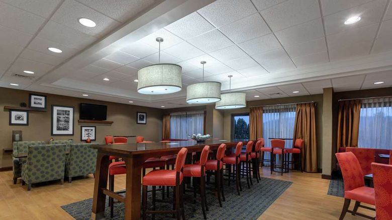 <b>Hampton Inn Bedford Lobby</b>. Images powered by <a href="https://iceportal.shijigroup.com/" title="IcePortal" target="_blank">IcePortal</a>.