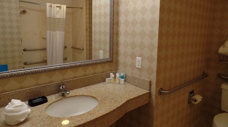<b>Hampton Inn Bowling Green Room</b>. Images powered by <a href="https://iceportal.shijigroup.com/" title="IcePortal" target="_blank">IcePortal</a>.