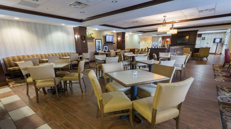 <b>Hampton Inn Bangor Lobby</b>. Images powered by <a href="https://iceportal.shijigroup.com/" title="IcePortal" target="_blank">IcePortal</a>.