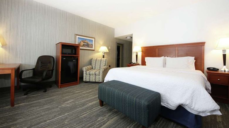 <b>Hampton Inn Ellsworth/Bar Harbor Room</b>. Images powered by <a href="https://iceportal.shijigroup.com/" title="IcePortal" target="_blank">IcePortal</a>.