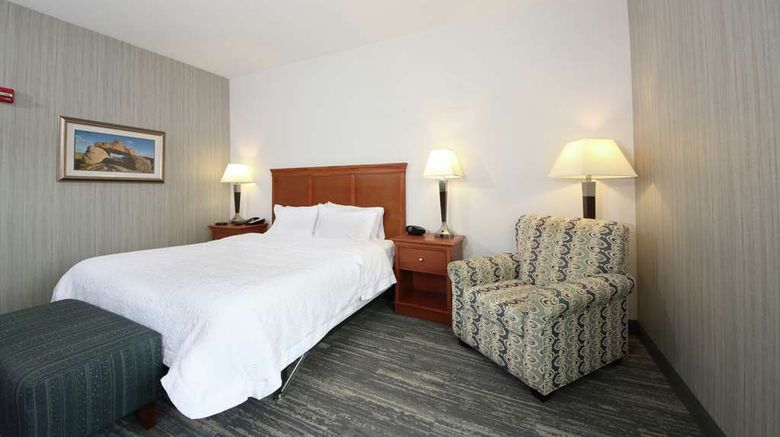 <b>Hampton Inn Ellsworth/Bar Harbor Room</b>. Images powered by <a href="https://iceportal.shijigroup.com/" title="IcePortal" target="_blank">IcePortal</a>.