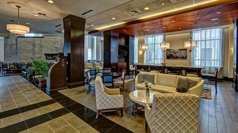 <b>Hampton Inn & Suites Nashville Downtown Lobby</b>. Images powered by <a href="https://iceportal.shijigroup.com/" title="IcePortal" target="_blank">IcePortal</a>.