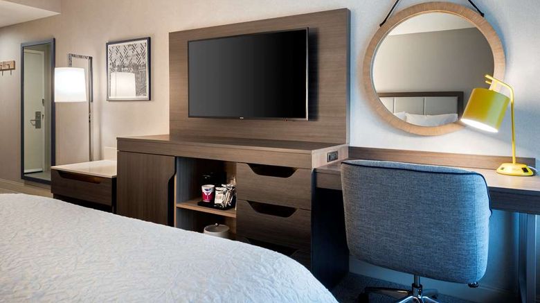 <b>Hampton Inn Boston/Cambridge Room</b>. Images powered by <a href="https://iceportal.shijigroup.com/" title="IcePortal" target="_blank">IcePortal</a>.
