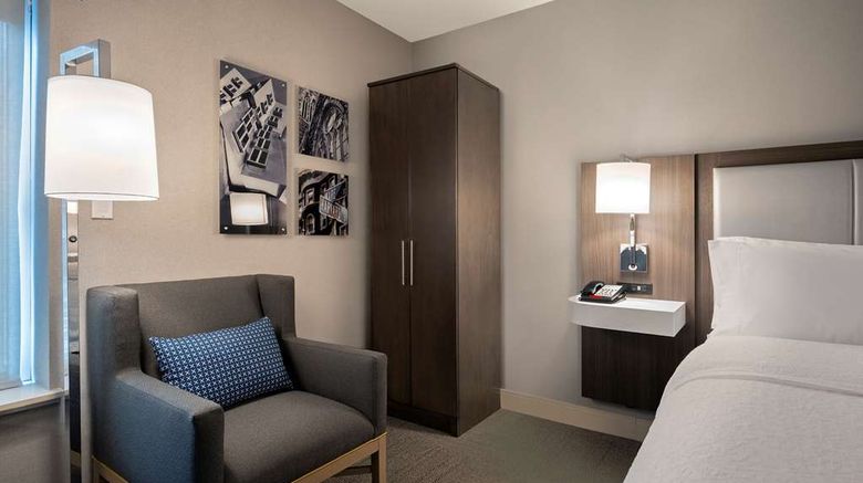 <b>Hampton Inn Boston/Cambridge Room</b>. Images powered by <a href="https://iceportal.shijigroup.com/" title="IcePortal" target="_blank">IcePortal</a>.