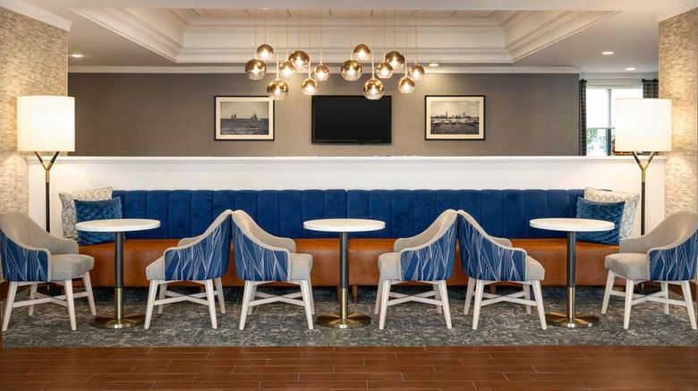 <b>Hampton Inn Boston/Cambridge Lobby</b>. Images powered by <a href="https://iceportal.shijigroup.com/" title="IcePortal" target="_blank">IcePortal</a>.