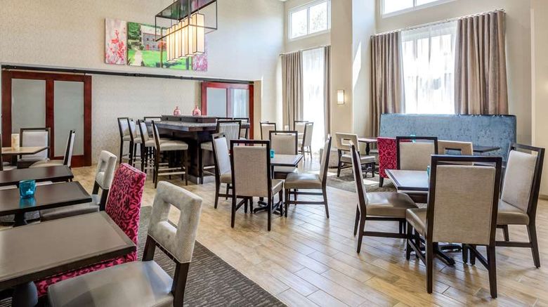 <b>Hampton Inn & Suites Westford-Chelmsford Lobby</b>. Images powered by <a href="https://iceportal.shijigroup.com/" title="IcePortal" target="_blank">IcePortal</a>.