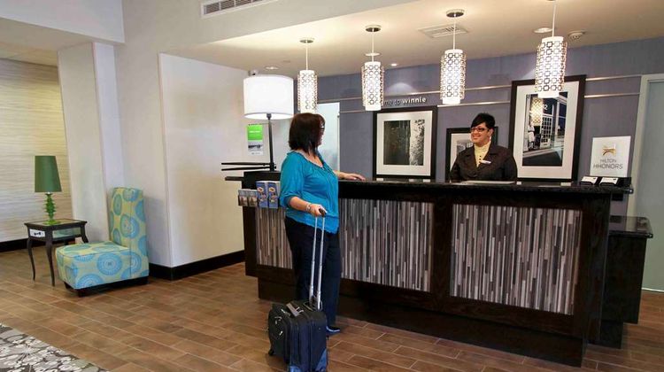 Hampton Inn & Suites - Winnie Lobby