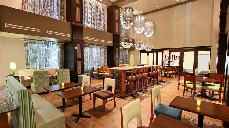 Hampton Inn & Suites - Winnie Lobby