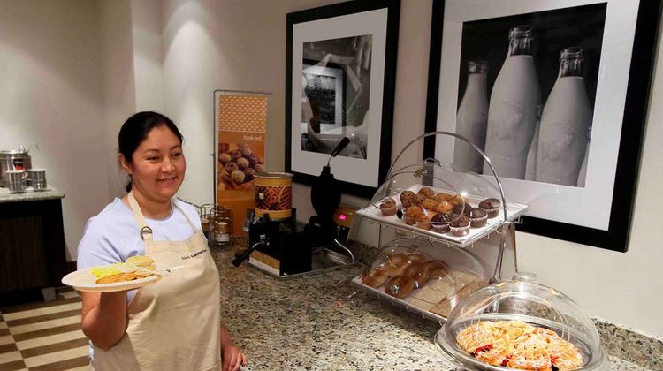 Hampton Inn & Suites - Winnie Restaurant