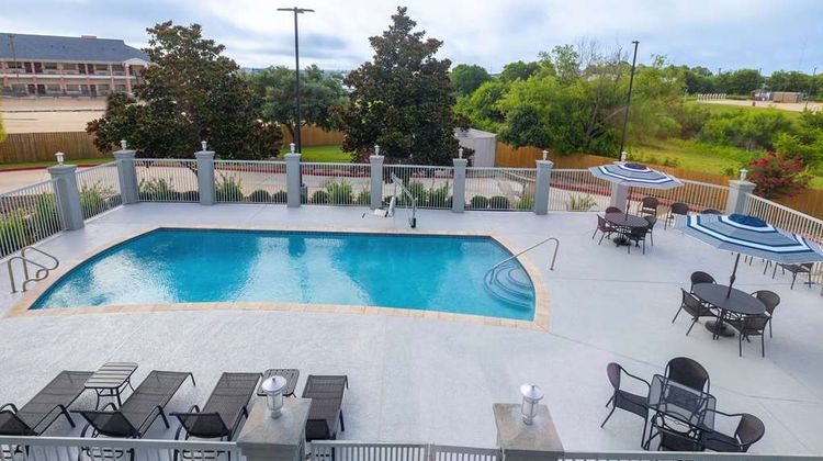 Hampton Inn & Suites Brenham Pool
