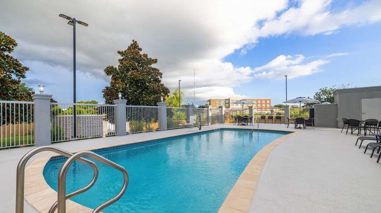 Hampton Inn & Suites Brenham Pool
