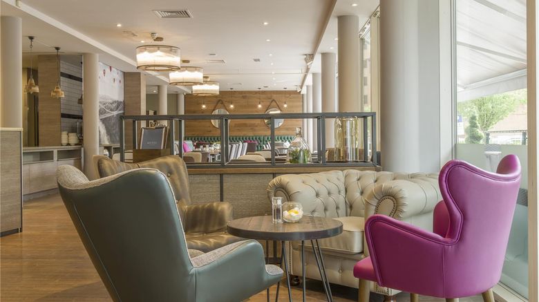 <b>Hilton Garden Inn Bristol City Centre Lobby</b>. Images powered by <a href="https://iceportal.shijigroup.com/" title="IcePortal" target="_blank">IcePortal</a>.
