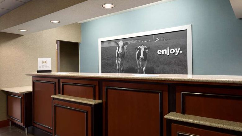 <b>Hampton Inn Battle Creek Lobby</b>. Images powered by <a href="https://iceportal.shijigroup.com/" title="IcePortal" target="_blank">IcePortal</a>.