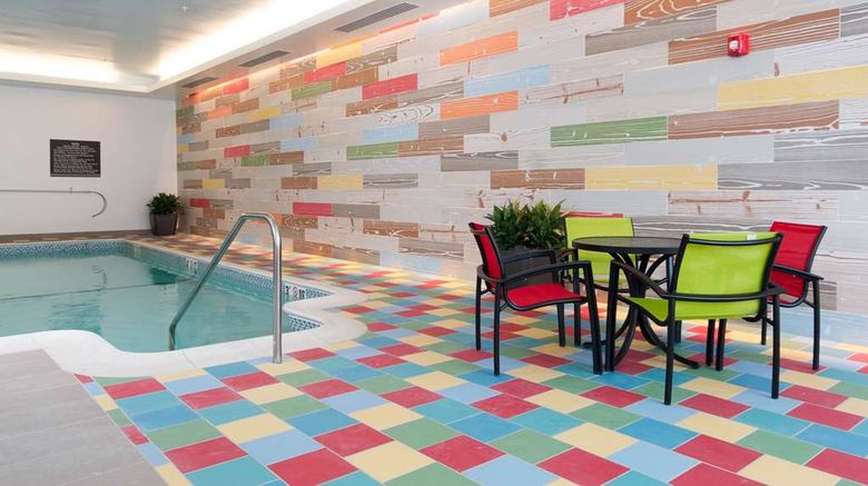 <b>Hilton Garden Inn Burlington-Downtown Pool</b>. Images powered by <a href="https://iceportal.shijigroup.com/" title="IcePortal" target="_blank">IcePortal</a>.