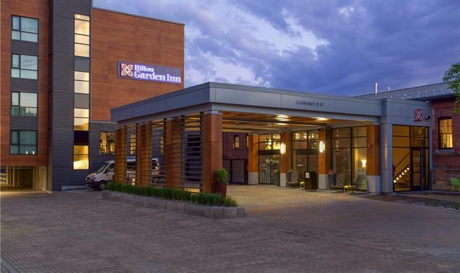 Hilton Garden Inn Burlington-Downtown Exterior