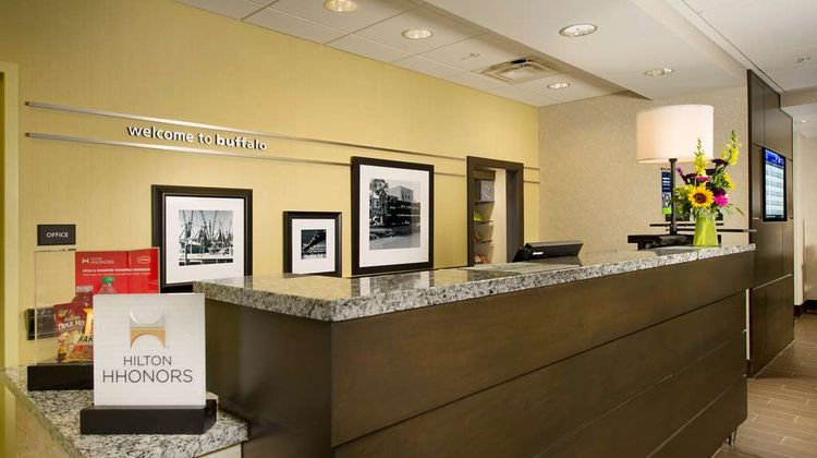 Hampton Inn & Suites Buffalo Airport Lobby
