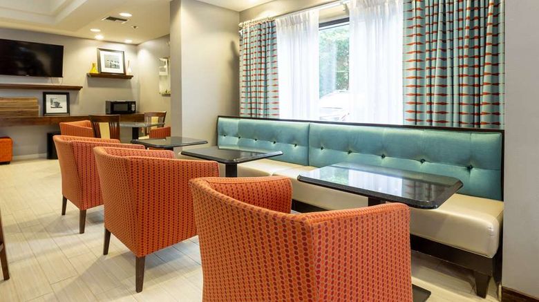 <b>Hampton Inn Columbia I-26/ Harbison Blvd Lobby</b>. Images powered by <a href="https://iceportal.shijigroup.com/" title="IcePortal" target="_blank">IcePortal</a>.